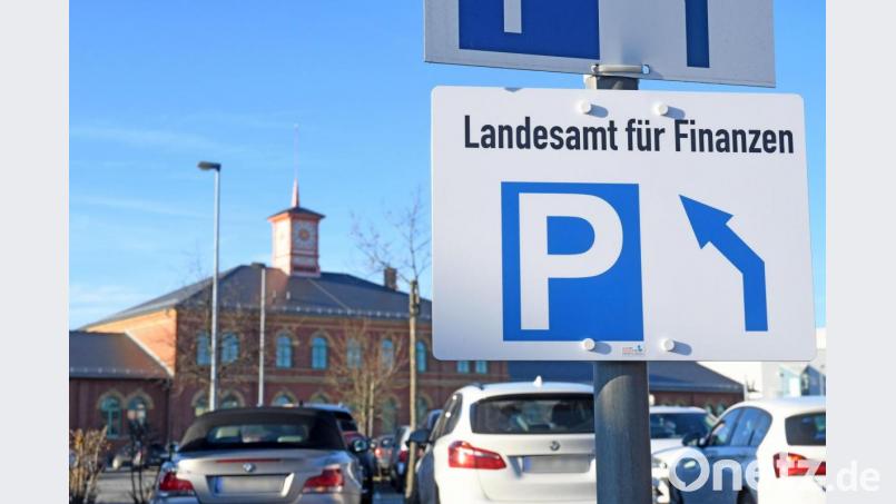 Für Mitarbeiter des Landesamtes für Finanzen in Weiden geht&#039;s einstweilen hier lang. Auf dem ehemaligen AW-Gelände in der Straße Zur Centralwerkstätte arbeiten bereits 32 Beschäftigte der Zentralen Abrechnungsstelle. Bis 2030 sollen - an anderer Stelle - 300 Kollegen folgen. Bild: Gabi Schönberger