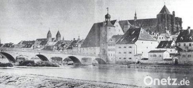 In Regensburg befindet sich rechts der Steinernen Brücke der Amberger Salzstadel, daneben die Eisengrät als Stapelplatz für das Schieneisen (Quelle: „Salz macht Geschichte“, Aufsatzband 29/95 des Hauses der Bayerischen Geschichte) Bild:  exb