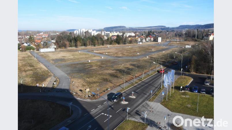 Genügend Platz für einen Neubau, in dem 300 Finanzbeamte arbeiten könnten, gäbe der alte Volksfestplatz laut Stadtbau-Geschäftsführer Günther Kamm locker her. Er bezweifelt trotzdem, dass die Münchener Behörde, die nach Weiden verlegt werden soll, hier ein neues Zuhause finden wird. Bild: Gabi Schönberger