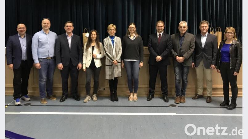 Holger König, Holger Dederl, Wolfgang Heider, Elisabeth Bayer, Gabriele Dill, Laura Möckel, Andrea Putzlocher, Richard Zentner, Robert Böhm und Margot Friedl (von links) gaben beim Informationsabend zur Berufswahl ihre Erfahrungen an die Neuntklässler und ihre Eltern weiter. Bild: jzk