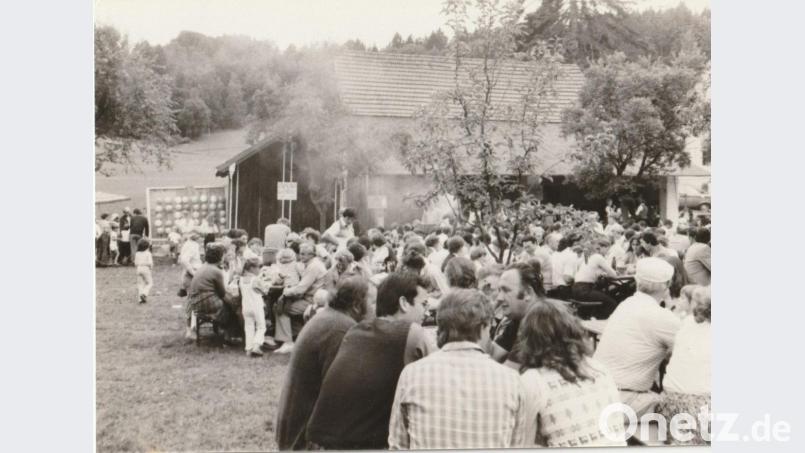 Das Hüttenfest im Gradl-Garten ist seit 50 Jahren fester Bestandteil im geselligen Leben des Skiclubs. Es findet immer am letzten Wochenende in Juni statt. Bild: Chronik Skiclub