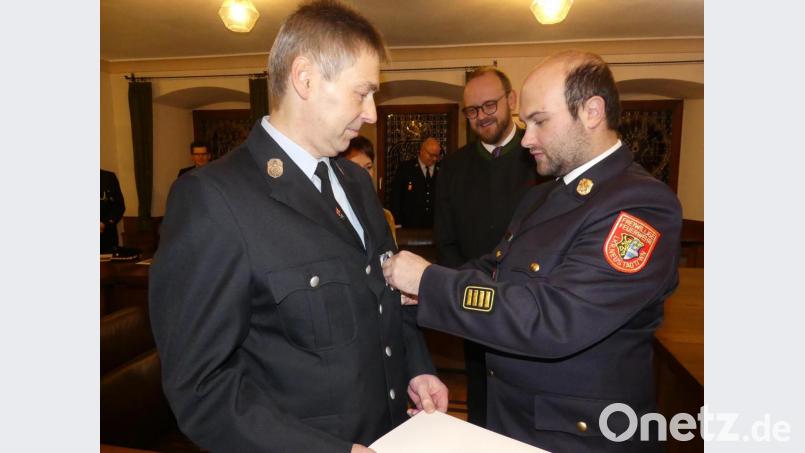 Im Namen des Freistaats zeichnet Kreisbrandrat Marco Saller (rechts) Dieter Dunzer für 40 Jahre aktiven Feuerwehrdienst aus. Bild: rn