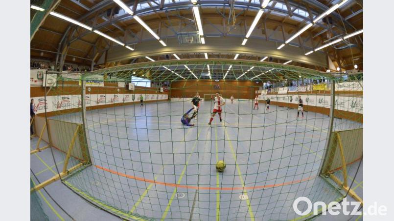 An zwei Tagen wird in der Rudolf-Scheuerer-Halle in Kümmersbruck Hallenfußball gespielt. Der Spedition-Wagner-Cup wird etliche Zuschauer anlocken. Bild: Ziegler