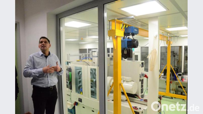 Diplombiologe Sebastian Buhl erläutert den Genossen die Funktionen der Labore für Medizintechnik. Bild: Kunz