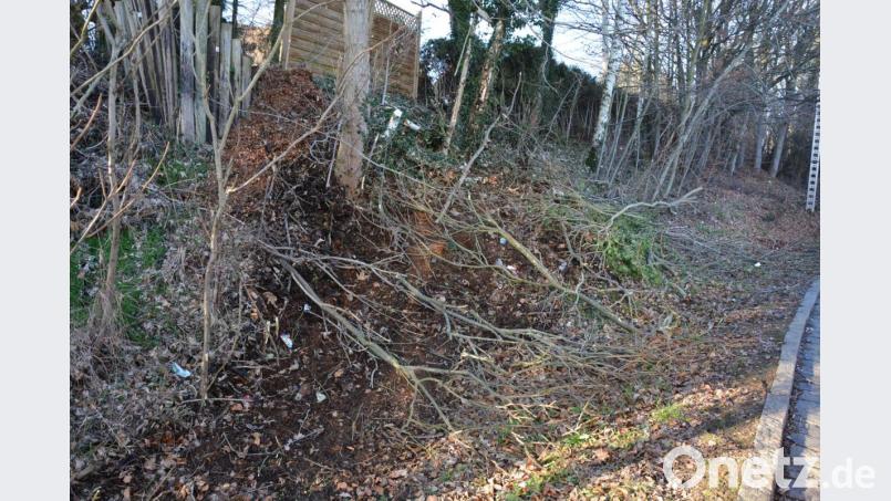 Hier in diese Böschung fuhr der BMW, wo er auf dem Dach liegend zum Stehen kam. Bild: jr