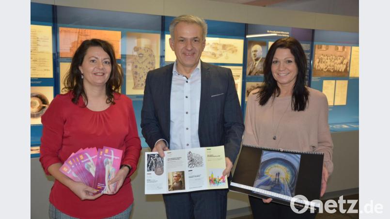Nicole Schuller, Bürgermeister Roland Grillmeier und Marion Papsch (von links) stellten das Jahresprogramm des Mitterteicher Museums sowie den dazugehörigen Flyer vor. Bild: jr