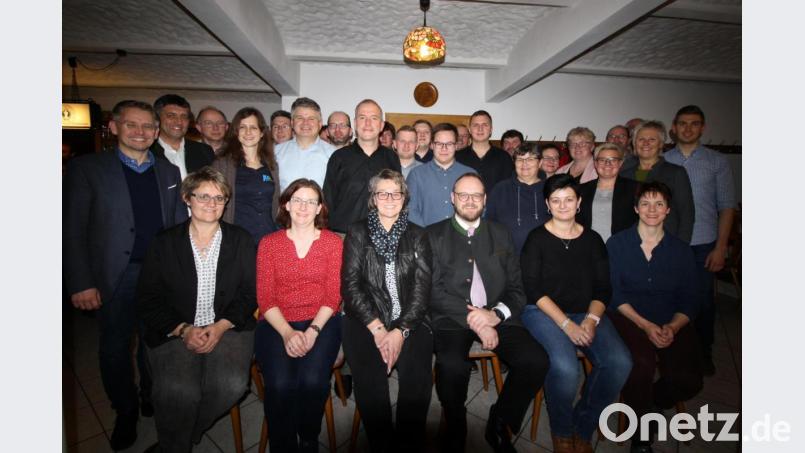 Landtagsabgeordneter Tobias Reiß (links) und viele Parteifreunde aus der Nachbarschaft sind nach Burkhardsreuth gekommen, um der Trabitzer CSU zur kompletten Gemeinderatsliste zu gratulieren. Auch Bürgermeisterin Carmen Pepiuk (sitzend, Dritte von links, neben Landrat Andreas Meier) will es wieder wissen und stellt sich erneut zur Wahl. Bild: bjp