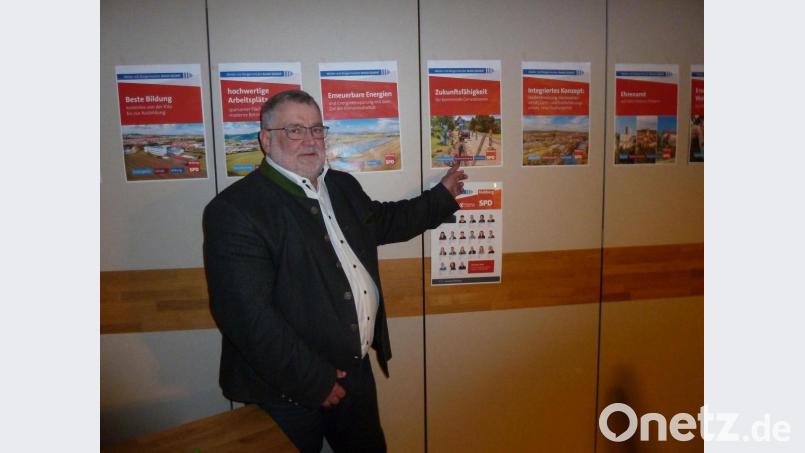 Bürgermeister Armin Schärtl (SPD) hängte acht kleine Plakate an die Wand und beschrieb anhand derer seine Ziele. Bild: Wilhelm Amann