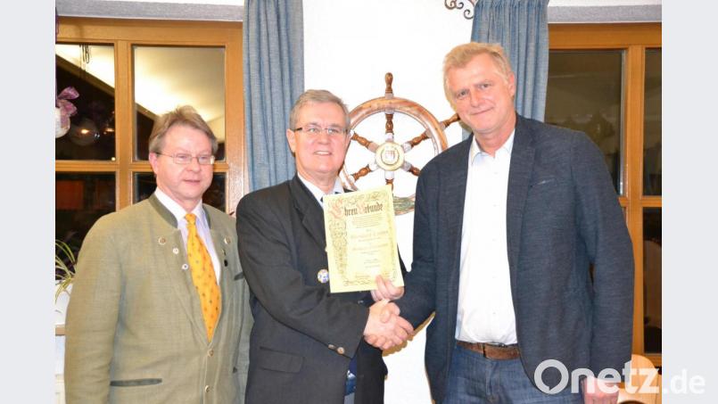 Für seine stets faire Berichterstattung, seine Verdienste um Kultur und Brauchtum sowie seinen fast 30-jährigen verlässlichen Besuch der Heimatring-Versammlungen wird unser Reporter Bernhard Czichon mit der Silbernen Ehrennadel ausgezeichnet. Bild: exb