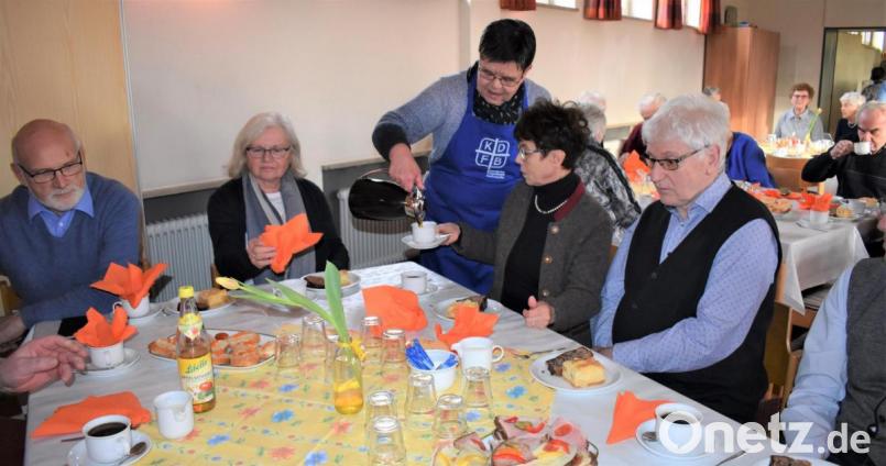 Beim Seniorennachmittag bewirtet das Team des Katholischen Frauenbunds die Besucher. Bild: rgr