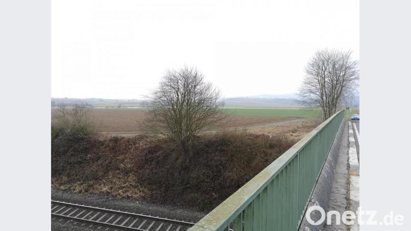 Im Bereich neben der Bahnlinie und der Straße Oberteich-Triebendorf soll eine rund 4,65 Hektar große Photovoltaikanlage entstehen. Vorgesehen sind dafür Grundstücke südlich von der Straße direkt hinter der Bahnbrücke. Bild: lnz