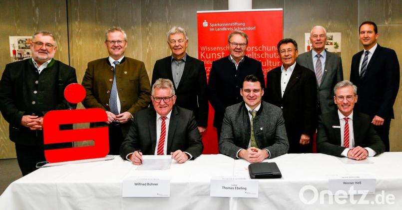 Die Sparkassenstiftung vergibt wieder einen Förderpreis. Wilfried Bühner, Striftungsbeiratsvorsitzender Landrat Thomas Ebeling, Sparkassen-Chef Werner Heß (sitzend, von links) stellten das Thema zusammen mit den Beiräten (stehend, von links) Armin Schärtl, Andreas Feller, Joachim Hanisch, Josef Irlbacher und den Jurymitgliedern Arnold Kimmerl und Jürgen Bomertl vor. Bild: Clemens Hösamer