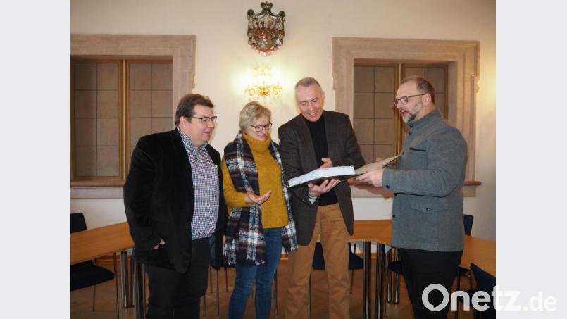 Stellvertretender Kreiswahlleiter Martin Koppmann (Zweiter von rechts) nimmt den Wahlvorschlag der ÖDP zur Kreistagswahl entgegen. Bild: krb