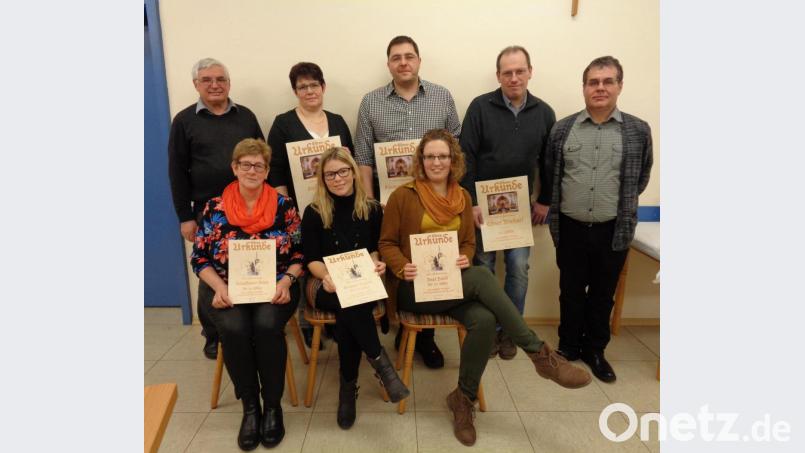 Beim Empfang gab es Dankesworte und Urkunden. Darüber freuten sich (von links sitzend) Anna Schafbauer, Simone Kramer und Anja Bindl sowie (hinten von links) Pfarrer Eugen Wismeth, Karin Held, Matthias Kiener, Michael Ebner und Kirchenpfleger Michael Brandl. Bild: amö