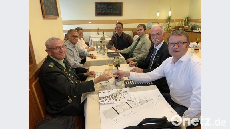 555 Euro gehen an die Tell-Schützen für das neue Schützenheim in der Stadelreihe. Im Bild von links Erster Schützenmeister Franz Grötsch, Beisitzer Peter Müller, Zweite Schützenmeisterin Erika Kugler, Rüstmeister Karl-Heinz Ölmann, Schatzmeister Dietmar König, OSB-Präsident Franz Brunner sowie der Beisitzer und Spender Hans-Martin Grötsch. Bild: SG Tell 1923 Königstein