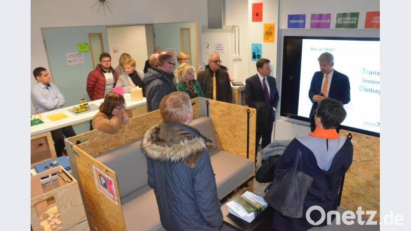 Neben Forschung und Lehre sind Transferaktivitäten die dritte Säule der Hochschulen. Die Genossen lauschen den Ausführungen von Clemens Bulitta, Dekan der Fakultät Wirtschaftsingenieurwesen und Leiter des Instituts für Medizintechnik. Bild: Kunz