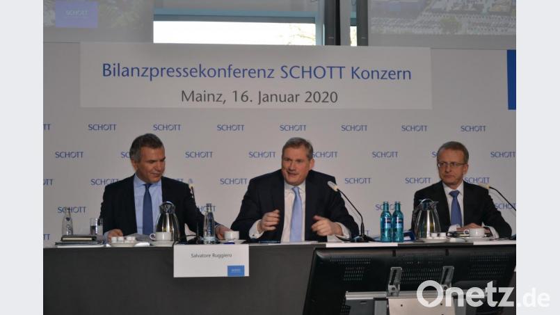 Salvatore Ruggiero, Vice President Marketing and Communication, Vorstandsvorsitzender Frank Heinricht und Finanzvorstand Jens Schulte (von links) präsentierten die aktuellen Zahlen der Schott AG. Bild: rti