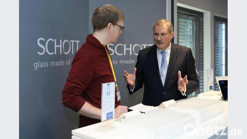 Schott-Vorstandsvorsitzender Frank Heinricht (rechts) erläutert Redakteur Martin Maier die künftigen Herausforderungen für den Standort Mitterteich. Bild: Alexander Sell/Schott AG