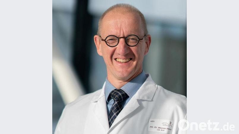 Dr. Werner Heinz spricht zu Blutarmut. Bild: exb/Kliniken Nordoberpfalz AG