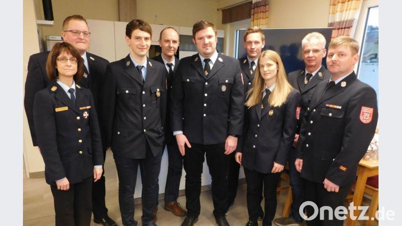 Kreisbrandinspektorin Kerstin Schmidt (links) und Kreisbrandmeister Jürgen Küffner (rechts) gratulierten der neuen Guttenthauer Führungsspitze mit Bernd Pöhlmann, Fabian und Hartmut Übelhack, Michael Kaußler, Christoph Vogel, Marion Purucker und Alfred Vogel (von links). Bild: hai