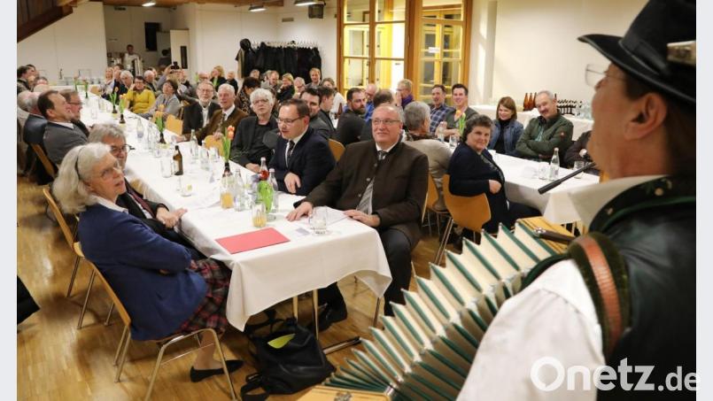 Thomas Dürr, &quot;Der Barde von Laaber&quot;, sorgt für die passende Musik zur feierlichen Verabschiedung von Birgit Angerer (links). Mit im Bild Bezirkstagspräsident Franz Löffler (vorne rechts) und Angerers Nachfolger als Leiter des Freilandmuseums Neusath-Perschen Tobias Hammerl (rechts daneben). Bild: Gerhard Götz