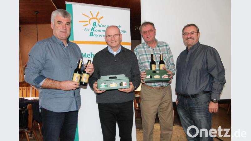 Der kommissarische FW-Vorsitzende Anton Hirnet (rechts) und Martin Scheibl (links) bedanken sich bei den Referenten Harald Kleiber und Harald Portele. Bild: pi