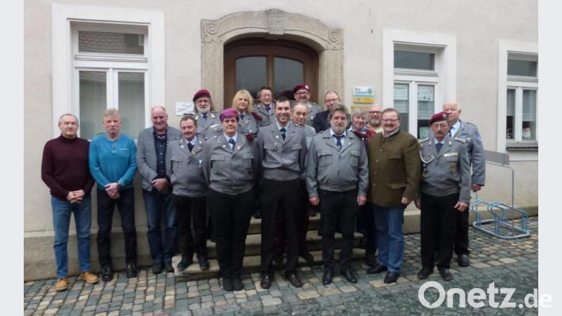 Treue Mitglieder der Soldaten- und Reservistenkameradschaft wurden bei der Jahreshauptversammlung geehrt (von links): Thomas Weiß, Gerhard Kraus, Josef Böhm, Herbert Heidl, Rupert Fischer, Reinhard Zant, Ursula Grillmeier, Brigitta Zant, Edwin Härtl, Patrick Heidl, Wolfgang Weiß, Manfred Walter, Karl-Heinz Hartmann, Berthold Blumentritt, Willi Roth, Rudolf Schöner, Bürgermeister Alfred Stier, Edgar Wettinger, stellvertretender Soldatenbund-Kreisvorsitzender Josef Meisl. Bild: exb