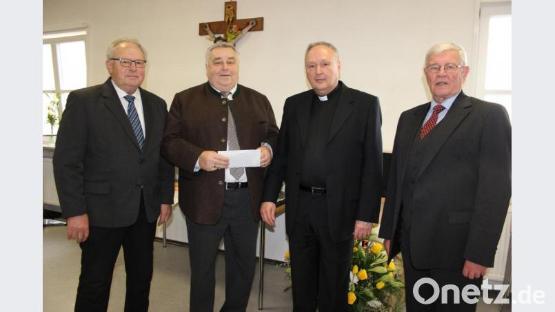 Über eine Spende von 500 Euro durfte sich Stadtpfarrer Georg Flierl beim Neujahrsempfang der Katholischen Pfarrei freuen (von links): 2. Vorsitzender Alfred Haubner, Vorsitzender Rudi Schmidt, Stadtpfarrer Georg Flierl und Chorleiter Horst Schultes. Bild: heb