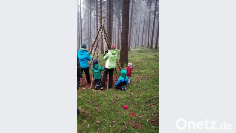 Bau eines Tippis im Waldkinderkindergarten Bild: ld
