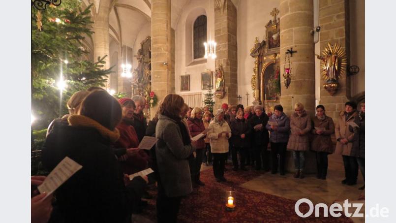 Andächtig beteten die Gläubigen beider Konfessionen das „Gebet des Herrn“ am Ende des ökumenischen Abendgebets zur Wochenmitte in der Stadtpfarrkirche. Bild: jzk