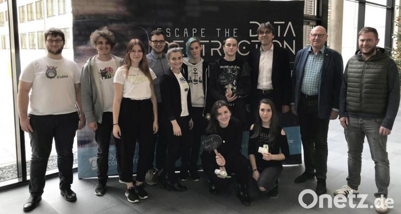 Das Projekt am Beruflichen Schulzentrum in Wiesau leitete Kristina Barth (Fünfte von links). Mit im Bild auch Organisator Michael Planner, die Vertreter der Schulleitung, Dr. Hermann Körner und Thomas Metzler (von rechts), sowie die Teilnehmer am „Escape Room“. Bild: wro