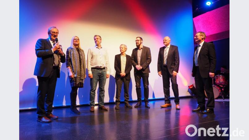 Bei der Präsentation des neuen Imagefilms (von links): Bürgermeister Franz Mädler, die Hauptdarsteller Marion Baumer und Markus Ströhl sowie Komponist Max Köppl, Robert Neuber, Zweiter Bürgermeister Norbert Schmid und Dritter Bürgermeister Josef Schmaußer. Bild: exb