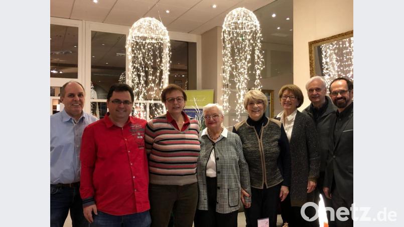 Turnierleiter Karl Thumser (links) und Präsident Reinhard Stegert (rechts) mit den Siegerpaaren Barbara Gollmick, Anne Zettel, Anneliese Daig, Norbert Stübinger, Barbara Eilmes, Dietmar Lauckner. Bild: exb