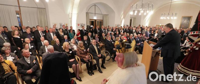 Landrat Richard Reisinger umringt vom &quot;who is who&quot; des Landkreises Amberg-Sulzbach und der Stadt Amberg. Rund 400 Gäste sind in den König-Ruprecht-Saal gekommen. Bild: Wolfgang Steinbacher