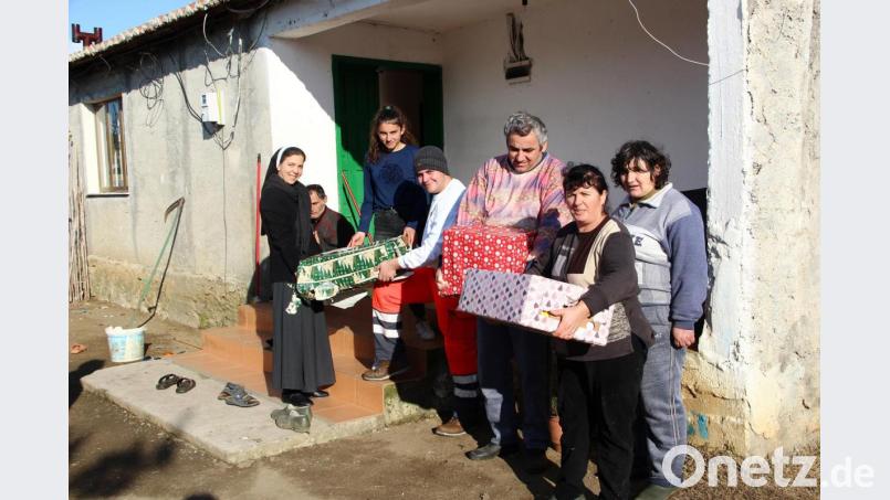 In Albanien überreichten die Johanniter mitgebrachte Pakete. Bild: exb