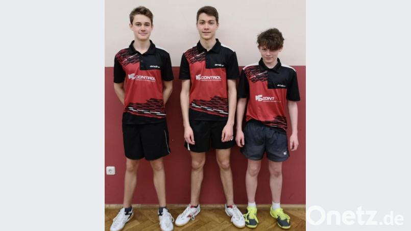 Die Jungen I gewannen in der Aufstellung Tim Ficht, Hannes Andritzky und Joshua Schertl (von links) den Bezirkspokal auf Verbandsebene. Im Finale bezwangen sie den TV Wackersdorf mit 4:2. Bild: tob