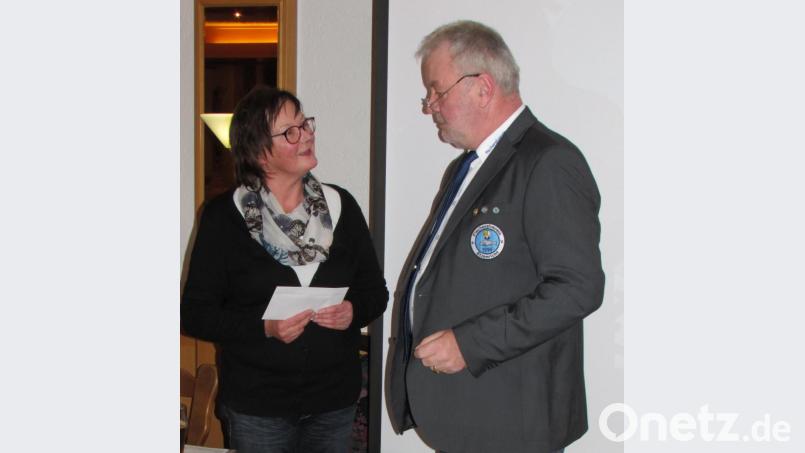 Vorsitzender Fritz Kick übergibt Rektorin Gabriela Bäumler eine Geldspende. Bild: Schönberger, Ferdinand [fsb]