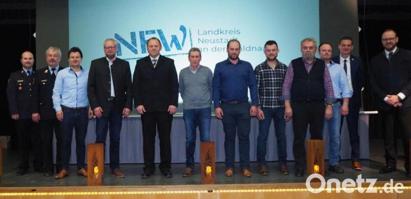 Vertreter von fünf Firmen, die ein ganz besonderes Herz fürs Ehrenamt haben, erhalten neben Urkunden auch Feuerkörbe. Bild: krb