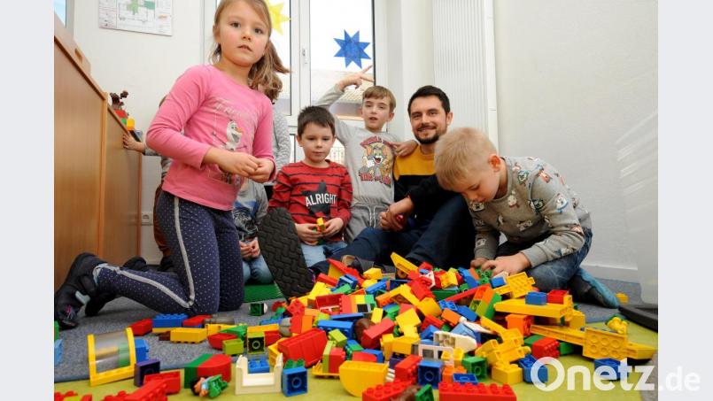 Angekommen: Michael Kraus fühlt sich wohl beim Spielen mit den Kindern. Und die mögen den neuen „Chef“. So nennen sie den 32-Jährigen Schäfloher, der der neue Leiter im Kindergarten St. Michael Poppenricht ist. Manche sagen auch einfach Michael. Bild: Stephan Huber