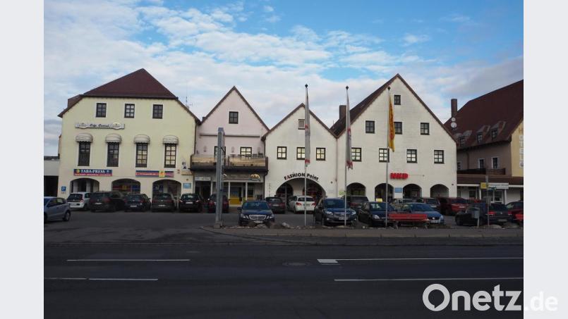 Etwas in die Jahre gekommen ist das Ladenzentrum Schwarzenfeld, das kürzlich seinen Besitzer gewechselt hat. Die Mieter sollen bleiben, eine Modernisierung steht an. Noch nicht ausgereift sind Pläne für die benachbarten Gebäude, darunter der "Top-Kauf" und das frühere Gasthaus Bauer, in das nach einer grundlegenden Sanierung wieder ein Wirt einziehen soll. Bild: bl