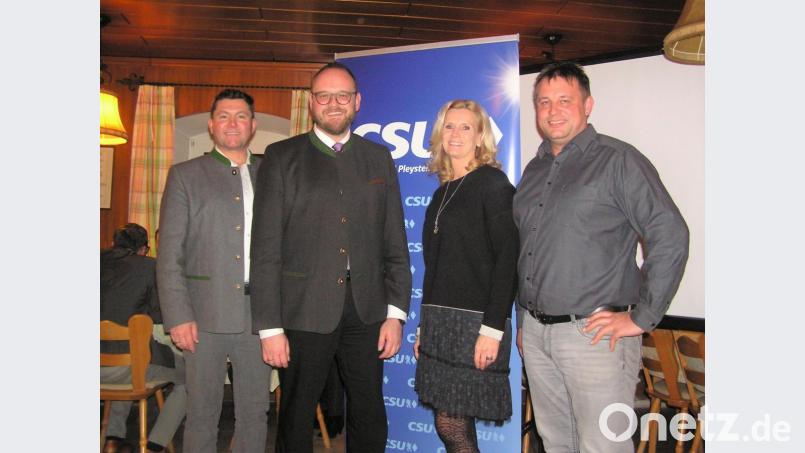 Bürgermeister Rainer Rewitzer, Landrat Andreas Meier, zweite Bürgermeisterin und Kreisrätin Andrea Lang sowie Ortsvorsitzenden Stefan Voit (von links) beim Wahlkampfauftakt in Pleystein. Bild: tu