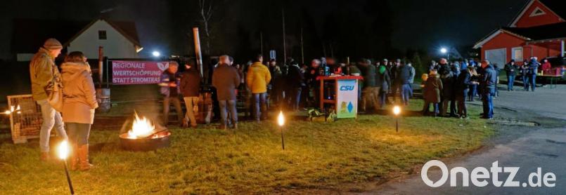 Mit 400 Fackeln machte der CSU-Ortsverband Teile der geplanten Stromtrasse sichtbar, die Themenreuth regelrecht zerschneiden würde. Bild: tr