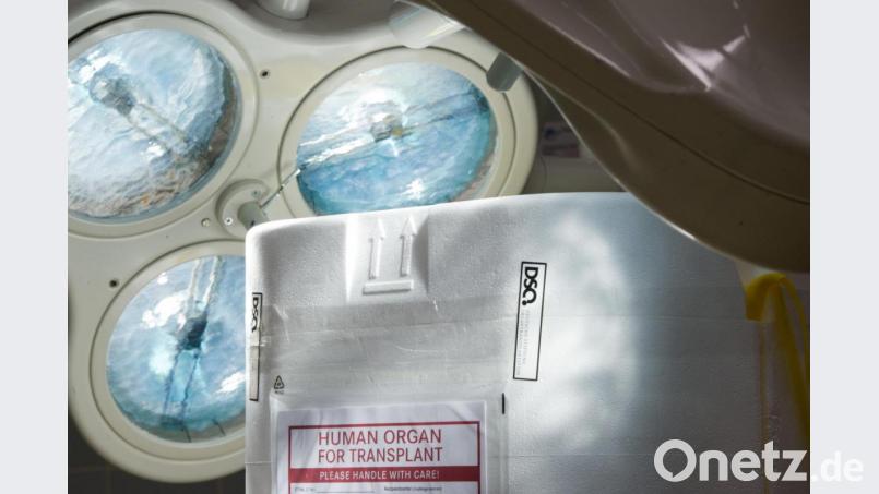Ein Behälter zum Transport von zur Transplantation vorgesehenen Organen steht im Operationssaal eines Krankenhauses. Foto: Soeren Stache/dpa Bild: Soeren Stache