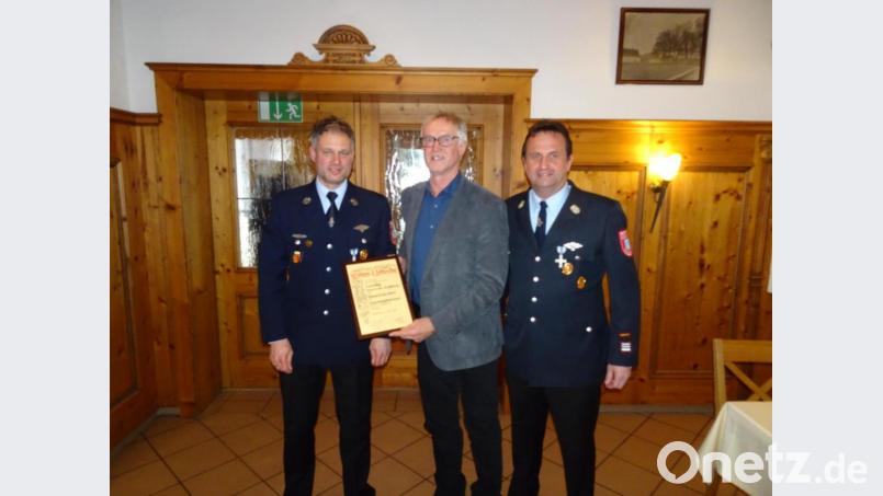 Poppenrichts Altbürgermeister Franz Birkl (Mitte) wird zum Ehrenmitglied der Freiwilligen Feuerwehr Traßlberg ernannt. Es gratulieren Vorsitzender Christian Beck und Kommandant Max Rösch (rechts). Bild: chl