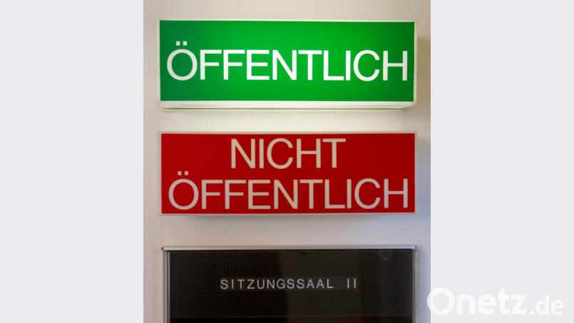 Diese Anzeige vor einem Gerichtssaal signalisiert, dass die Verhandlung öffentlich ist. Doch es gibt Verfahren, bei denen die Türen für die Allgemeinheit verschlossen bleiben. Symbolbild: Michael Reichel/dpa