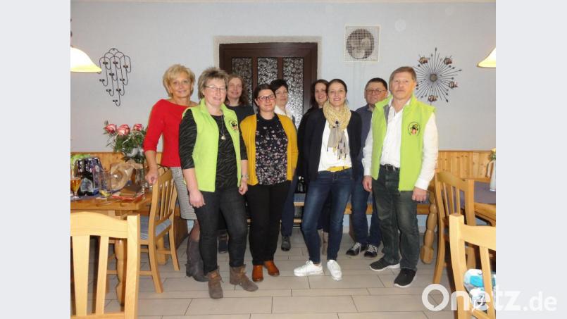 Die neu gewählte Führungsmannschaft des Obst- und Gartenbauverein Speinshart: (von links) Christa Hösl (Schriftführerin), Christine Walter (stellvertretende Vorsitzende), Cornelia Neukam (Ortsdelegierte), Christine Hefner (neue Ortsdelegierte), Martina Neubauer (Kassiererin), Tanja Schertler (neu Ortsdelegierte) Carmen Schedl (Jugendarbeit), Günter Sollner (Homepage/Internet) und Josef Höllerl (Vorsitzender). Bild: jhö