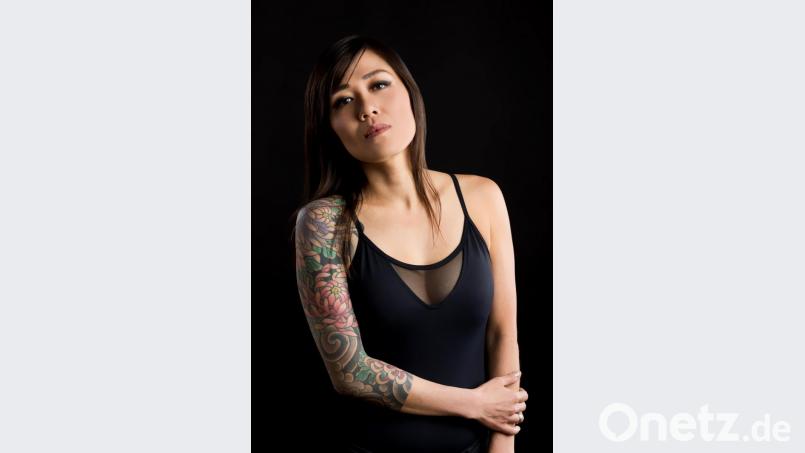 Zweifache Girlpower: Unterstützung erhält Lamee von ihrer Kollegin Juliana Yamasaki, die musikalisch internationalen Flair nach Kropfersricht bringt. Bild: Micha Richter