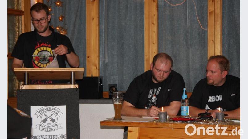 Kevin Puß (links) legte den Kassenbericht vor. Auf dem Bild sind weiter zu sehen: Vorsitzender Benjamin Mayer und Schriftführer Florian Greil (von rechts). Bild: wro