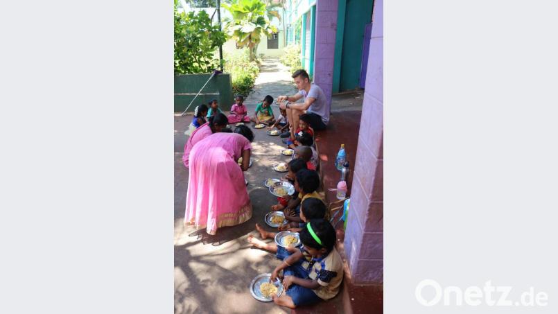 Mitten unter den Kindergartenkindern verbrachte der Waldauer viel Zeit und war natürlich auch beim Mittagessen in dieser fröhlichen Runde zugegen. Bild: exb