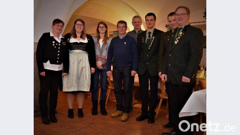 Der Schützenverein Groschlattengrün ehrte seine Vereinsmeister. Im Bild (von links) Birgit Wohlrab (Siegerin Damen 3 Luftgewehr), die ringgleichen Lisa Völkl und Nina Fuchs (Damen 1 Luftgewehr), Lothar Neumann (Herren 4 Luftpistole), Mathias Söllner (Herren 3 Luftgewehr), Stefan Heindl (Herren 1 Luftgewehr), Jürgen Ott (Herren1 Luftpistole) und Norbert Völkel (Herren 3 Luftpistole). Bild: exb